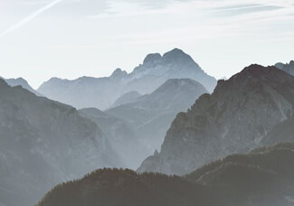 年轻月嫂，贴心守护新生命🌼